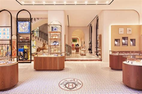 hermes minao montenapoleone|HERMÈS REOPENS ITSMILANFLAGSHIP STORE.